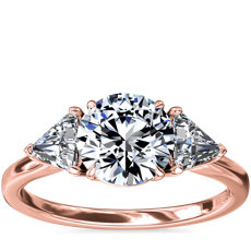 Anillo de compromiso con tres diamantes de talla trillón  en oro rosado de 18 k (1/3 qt. total)